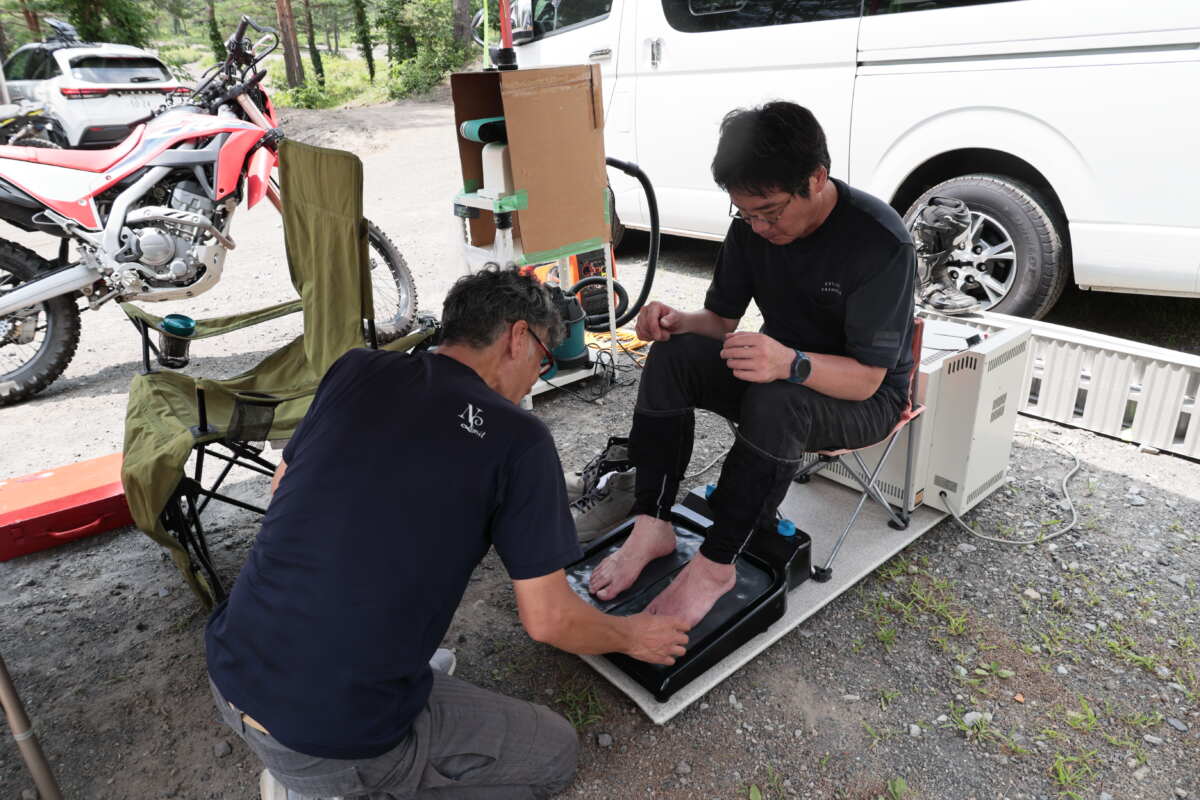 作りたいブーツのインソールがあれば、足の型取りから整形まで現場で30分ほどで作業が完了。