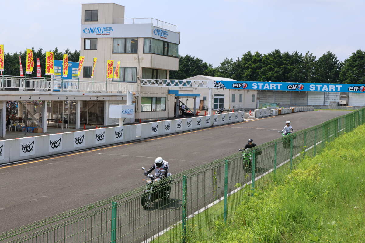 Fan Fun meeting-03　サーキット 先導ライダー付きの安全な速度で周回するためレーシングウエアを着用する必要がなく、いつものバイクウエアでサーキット走行を体験！