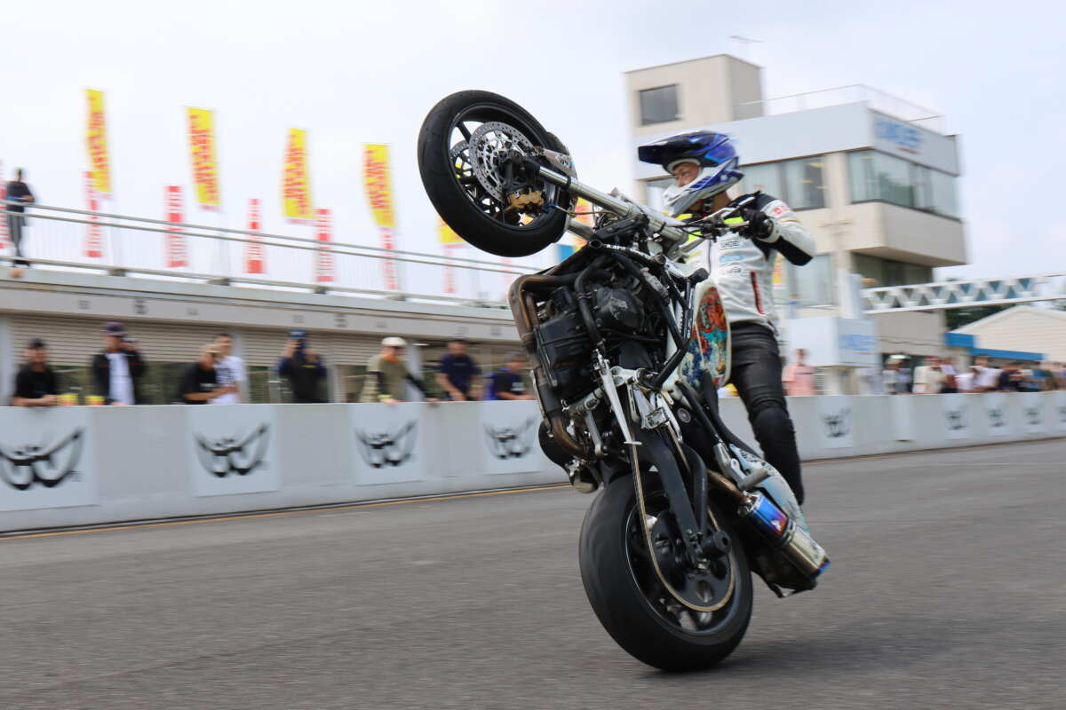 手足のように自在にバイクを操るスタントライダーOGA（小川 裕之）さん。ノーハンドウイリーサークルなど世界レベルの技を披露した。