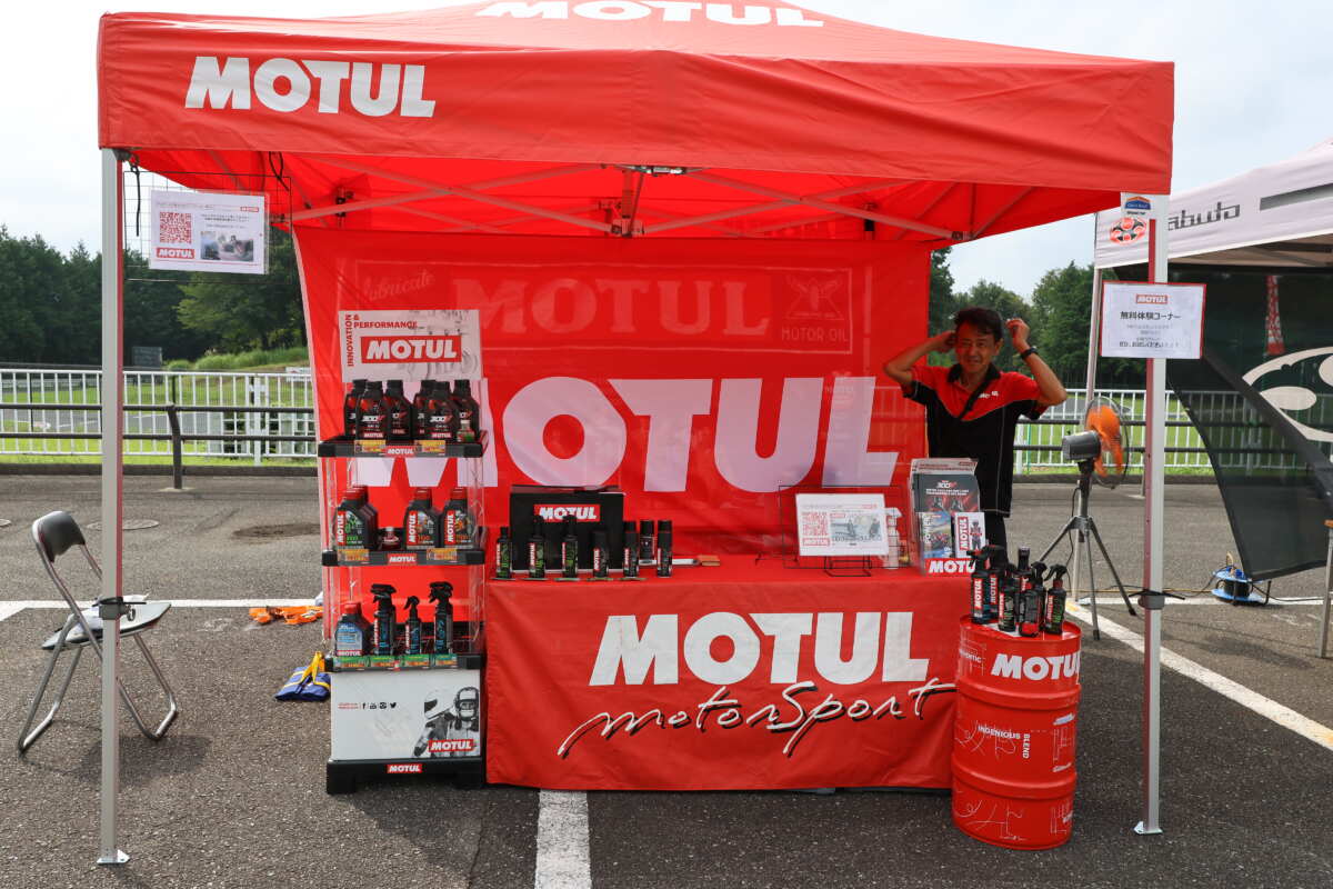 今年10年ぶりに看板商品のエンジンオイルMOTUL300Vをリニューアル。ブースでは、エンジンオイル以外の商品群を積極PR。チェーンルーブ、ヘルメット用クリーナー、レザー用ワックスなどを展示した。