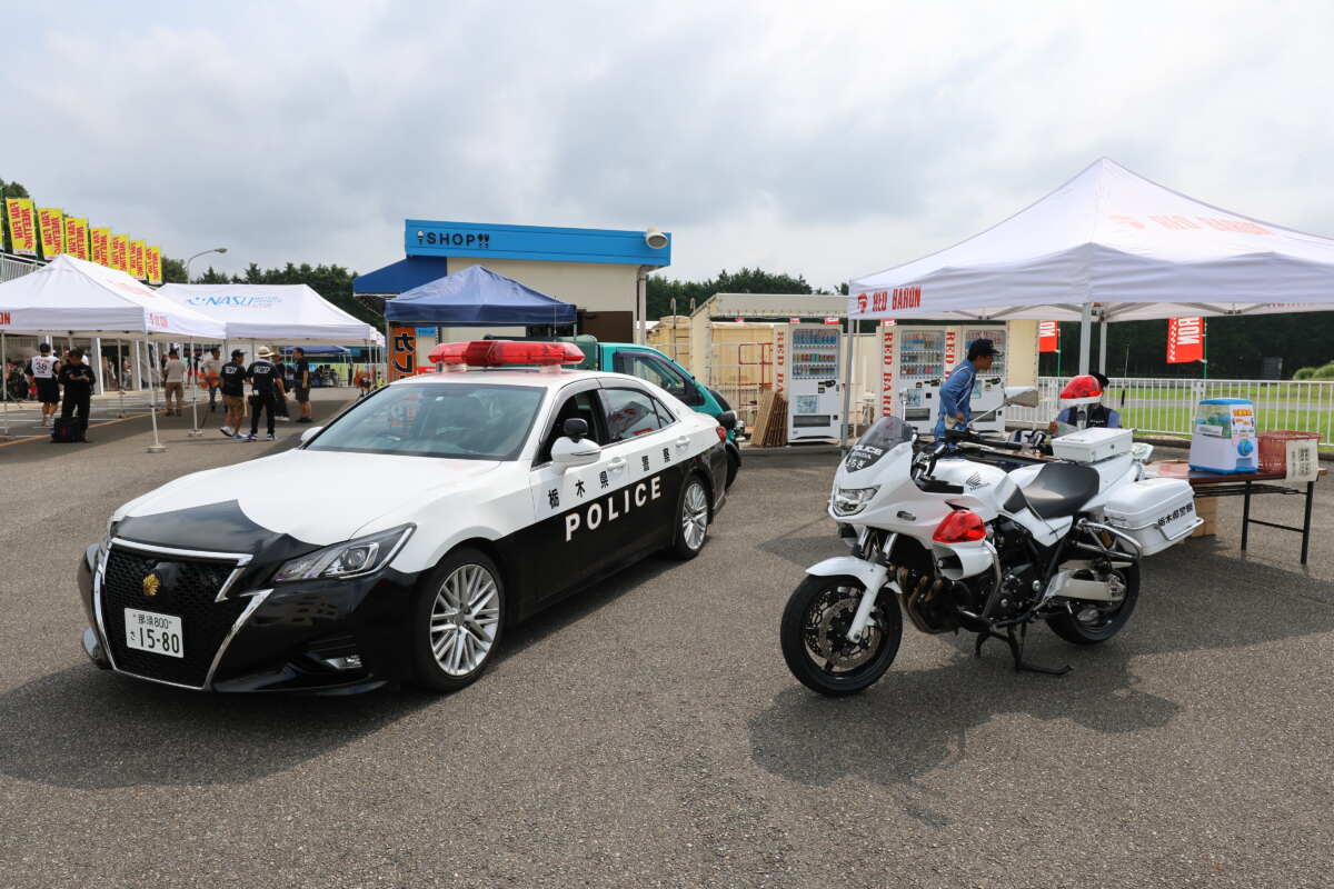 白バイとパトカーを展示した那須塩原警察署。警察車両との記念撮影を行うとともに安全運転を啓蒙した。