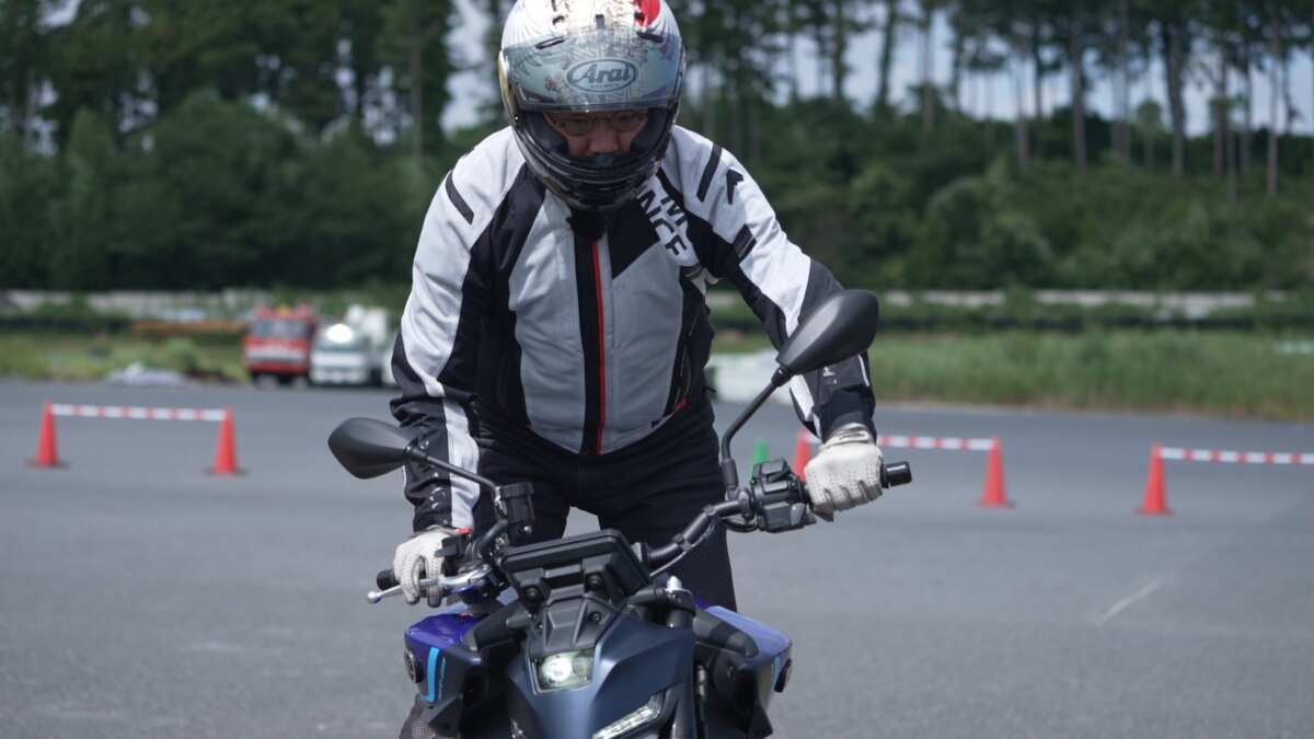 最終的に車輪が完全に止まれば電子制御クラッチは駆動力をカットするのだが、ほぼ停止に近い微速前進でも、電子制御で半クラッチを維持してくれる。