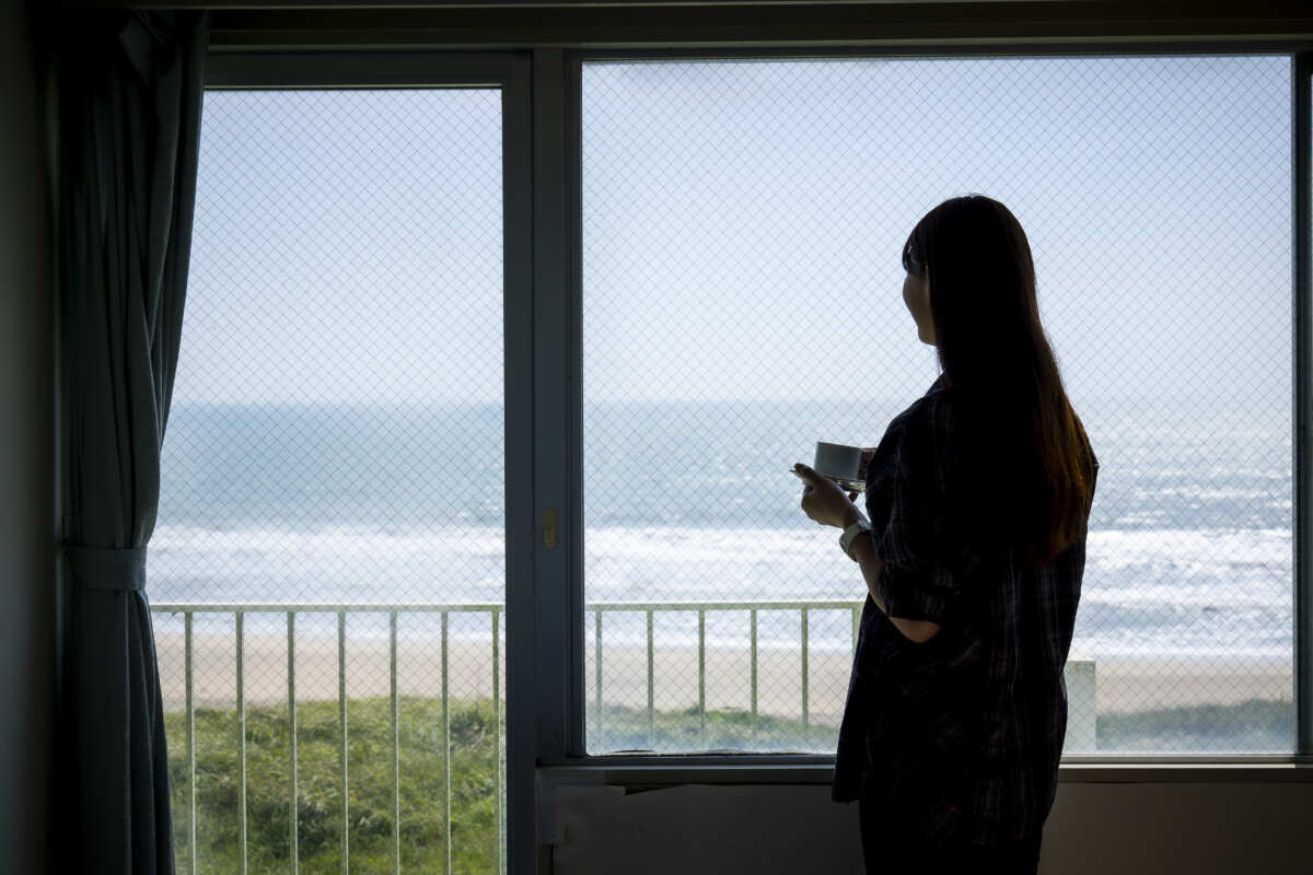 海水浴のオフシーズンならば、個室で日がな一日、海を眺めて過ごすなんて使い方もあり。