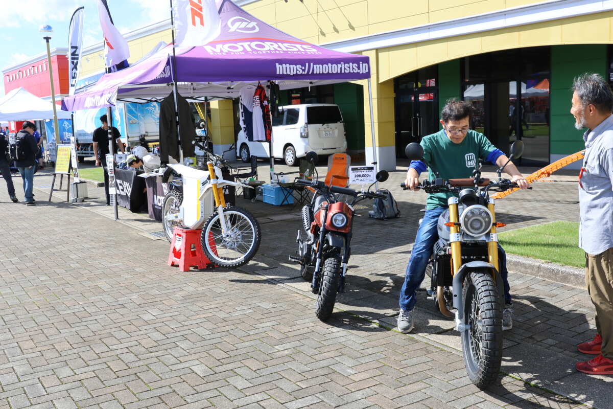 バイク用品メーカーはもちろん、車両メーカーのブースも多数。リアルイベントだから跨ったり、手に取って確かめられる。