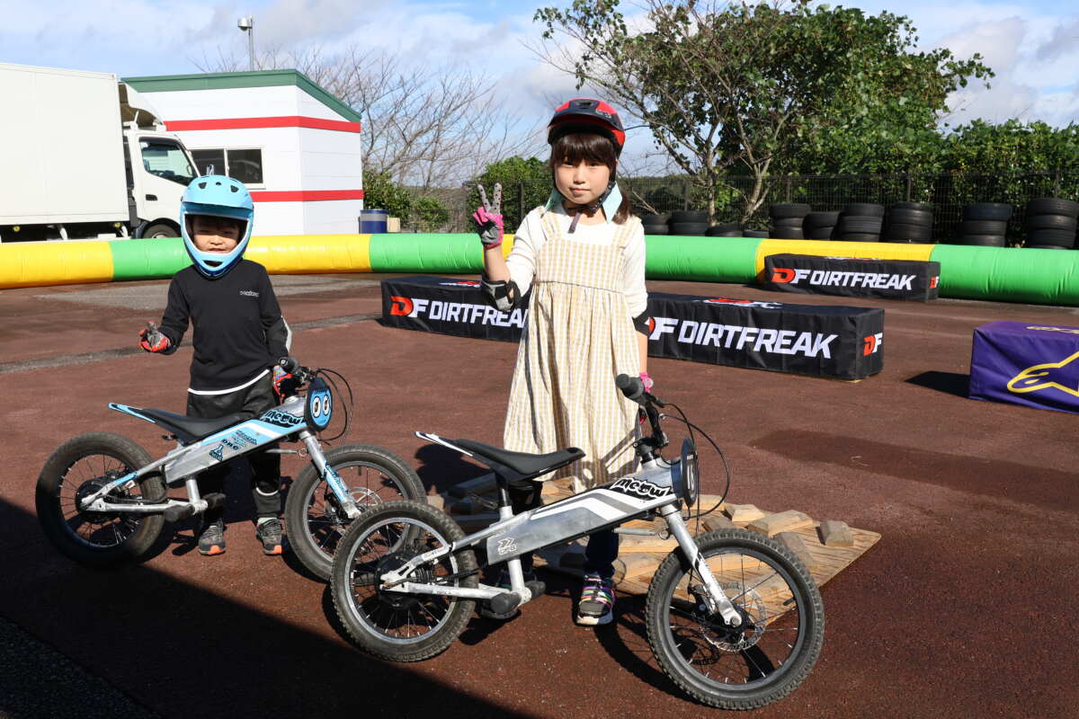 場内には電動バイクの試乗コーナーも設けられ、子どもも大人も電動バイクの乗り味を楽しんだ。