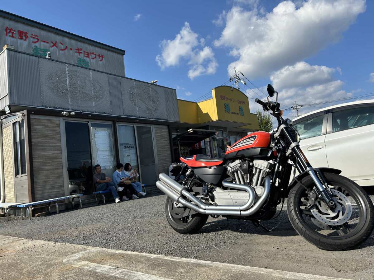 ハーレーダビッドソンXR1200で取材へ。立ち寄ったのは、もちろんローカル人気フード店です。『麺龍（めんたつ）』（群馬県邑楽郡邑楽町大字篠塚1805-1）