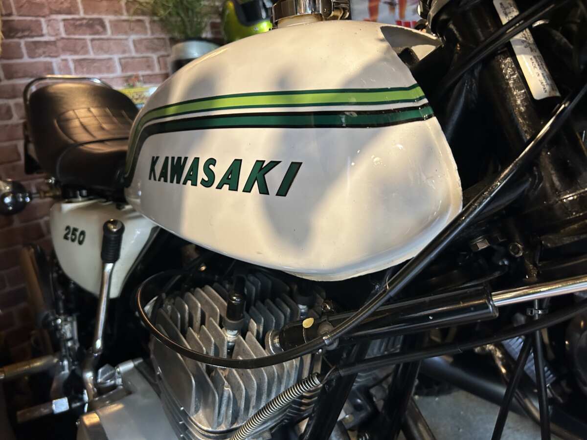 見るからにコンディションの良さそうなカワサキ250SS初期型マッハワンです。