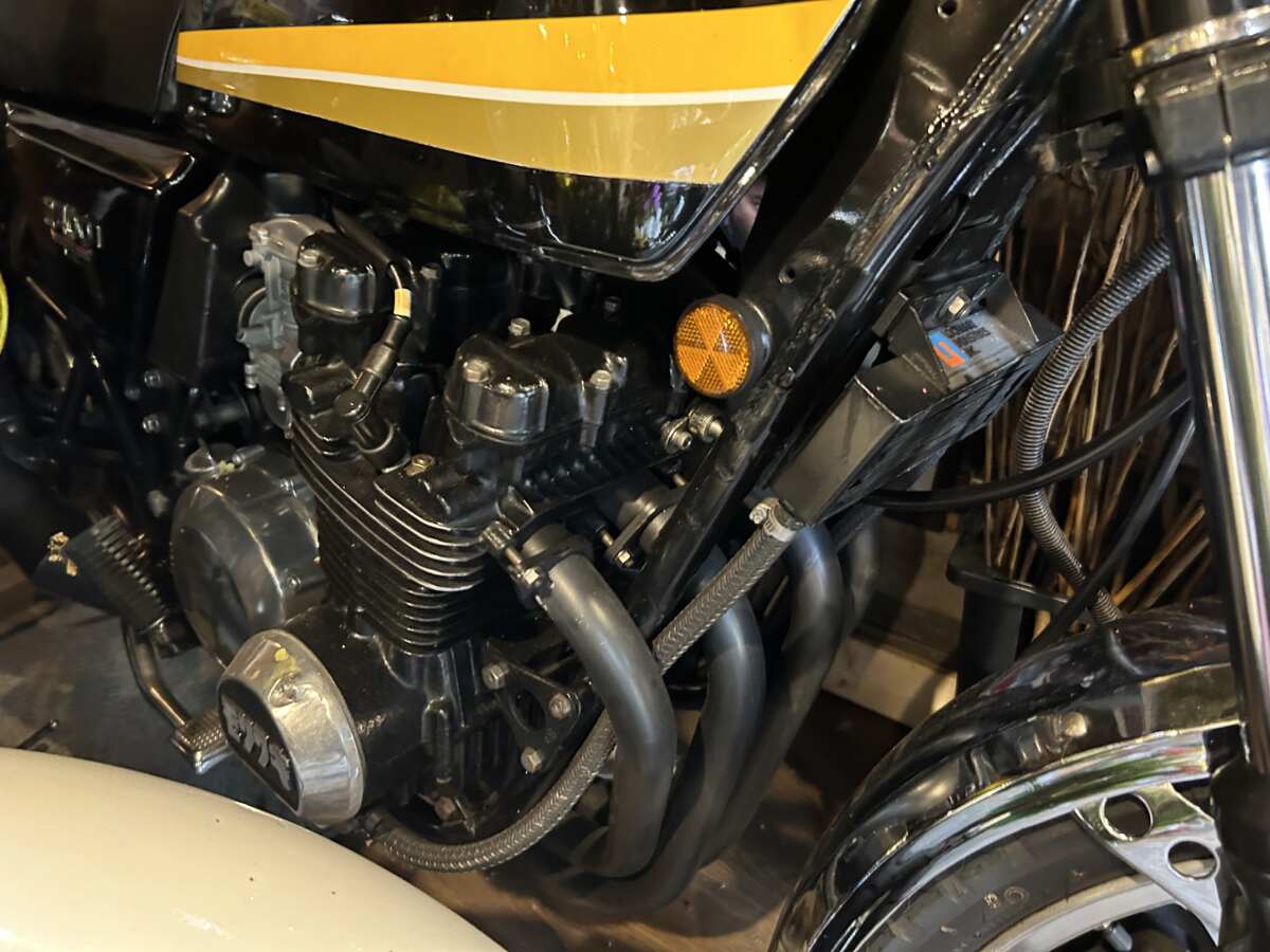 CB400フォアが1977年に生産終了。79年に登場したZ400FXは、当時クラス唯一の4気筒エンジン搭載車であり、ツインカム（DOHC）をクラス初で採用したモデルでした。