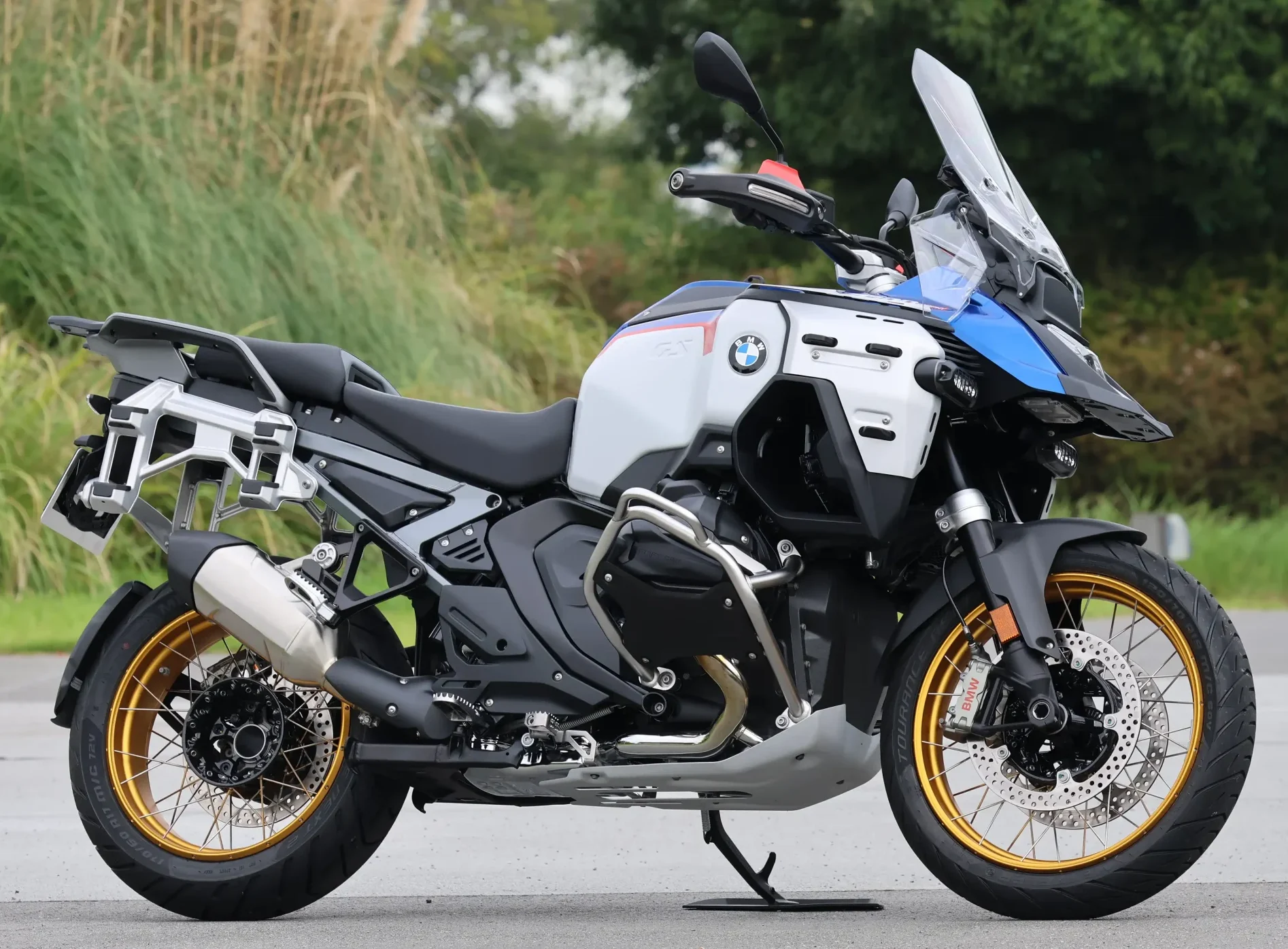 BMW　R1300GS　アドベンチャー“ツーリング　AUTOMATED SHIFT ASSISTANT”。価格は343万2000円〜368万4000円。