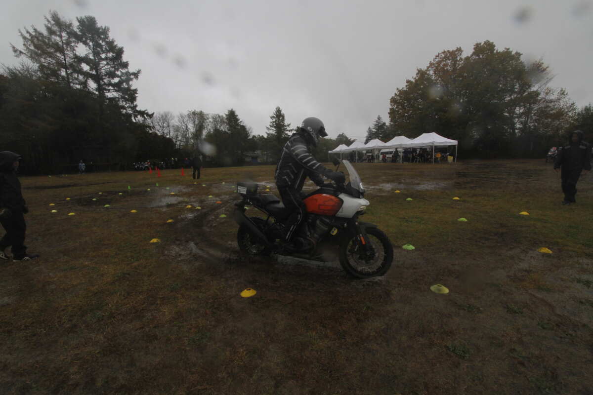 パイロンで作られたコースを大きなアドベンチャーバイクで走破。タイムが早いほどいいが、パイロン接触、ミスコースなどは減点対象となる。1日目は土砂降りのバッドコンディションだがアドベンチャーライダーにはそんなの関係ない！？