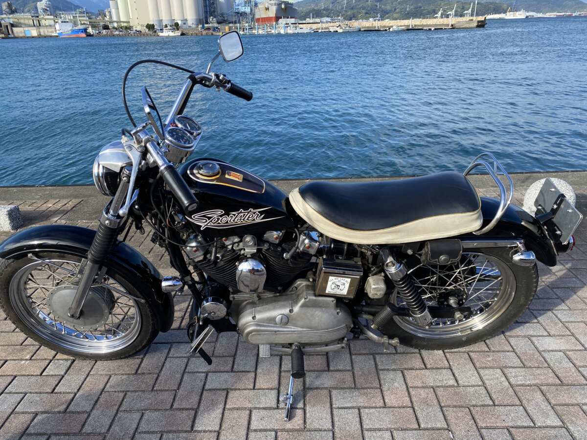 ショベルヘッド時代のスポーツスター。写真はWITH HARLEY Vol.10にて試乗レポート＆徹底解説した1970年式XLCH SPORTSTER。キックオンリー、右チェンジ／右フットブレーキで、前後ドラムブレーキです。