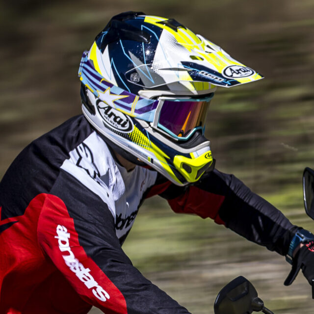 AraiのVクロス4をかぶって走る谷田貝　洋暁