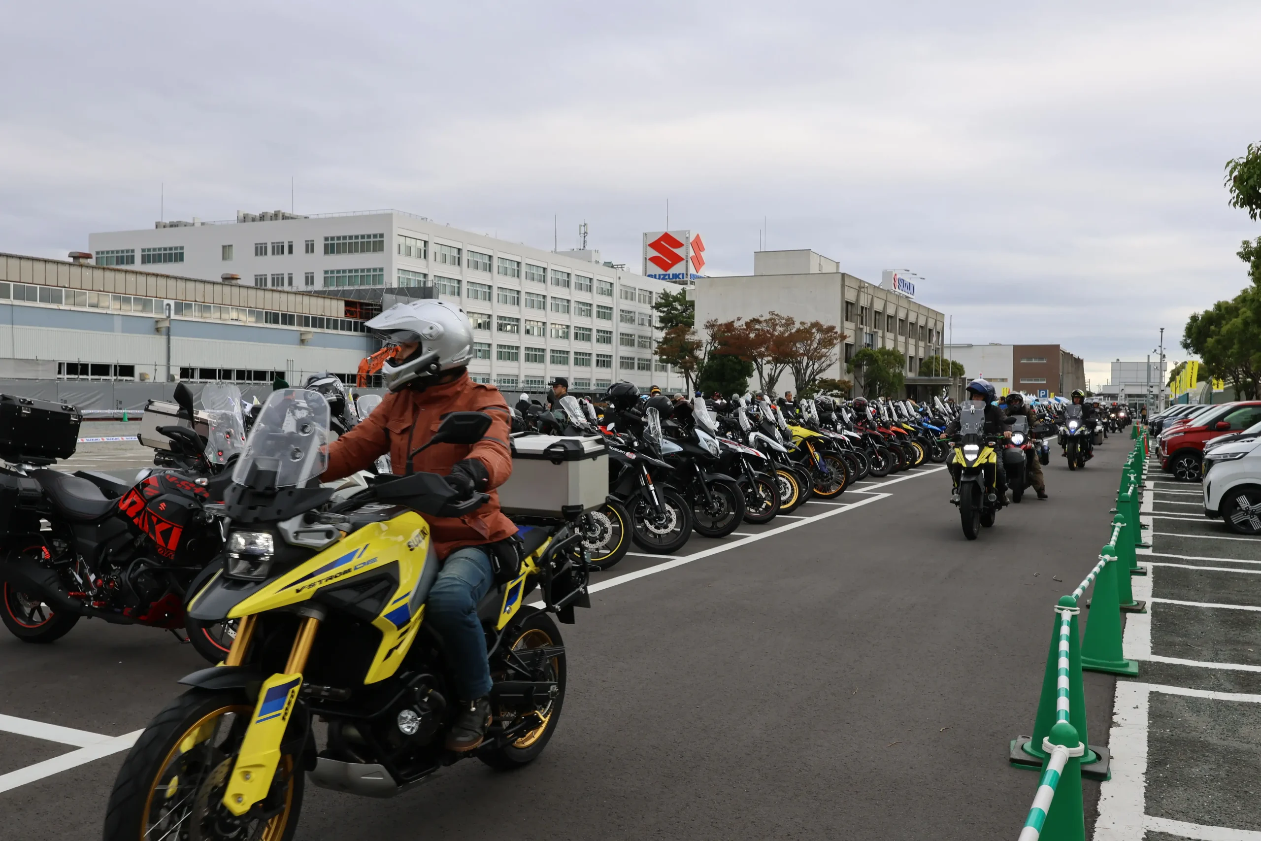 スズキのアドベンチャーバイクブランドである“Vストローム”。この日たくさんのVストロームが生まれ故郷であるスズキ本社に里帰りした。