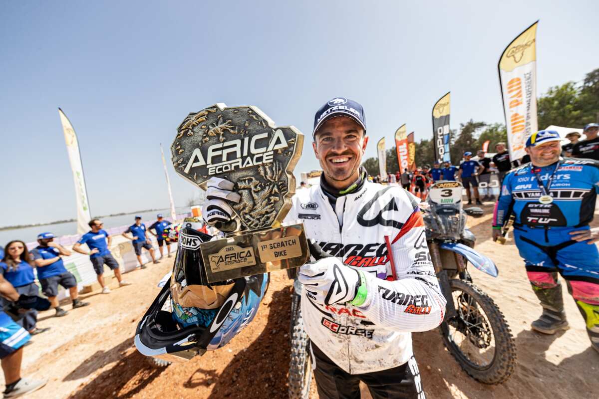 アフリカ・エコ・レースで優勝したチーム・アプリリア・トゥアレグ・レーシングのヤコポ・チェルッティ選手。画像提供：ピアッジオグループジャパン