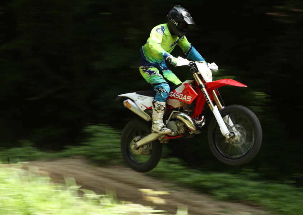 ちょっと跳べるようになったら、ケガで後悔する前にニーブレースの着用を真剣に考えたい。