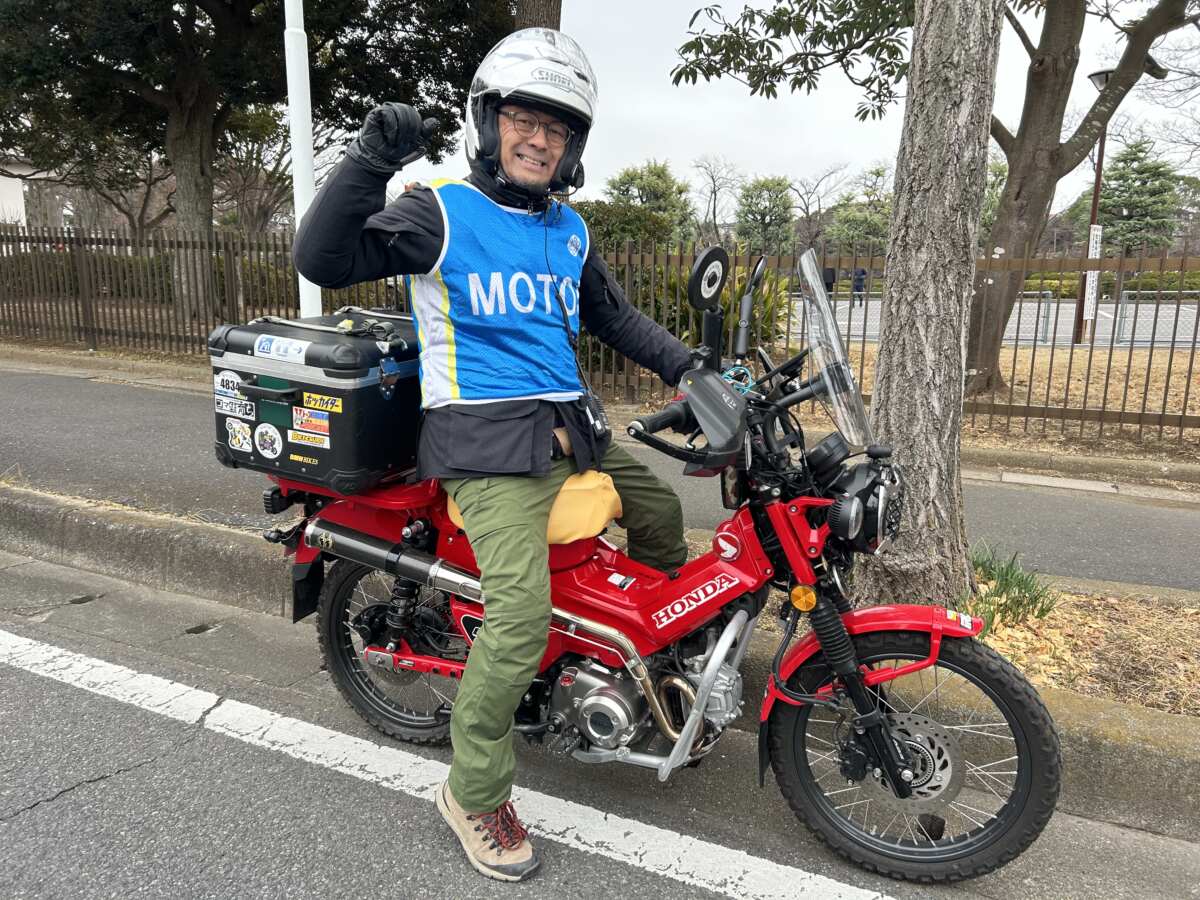 レッドバロン江戸川にて新車で購入した『CT125ハンターカブ』に乗るのは宮下さん。