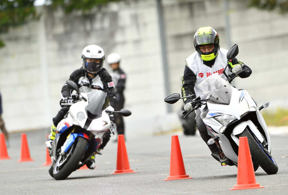 『ライディングカレッジ』の前半は、フォームチェックやパイロン8の字、 パイロンスラロームで、“大きく入っ て小さく出る”を反復練習を行う。