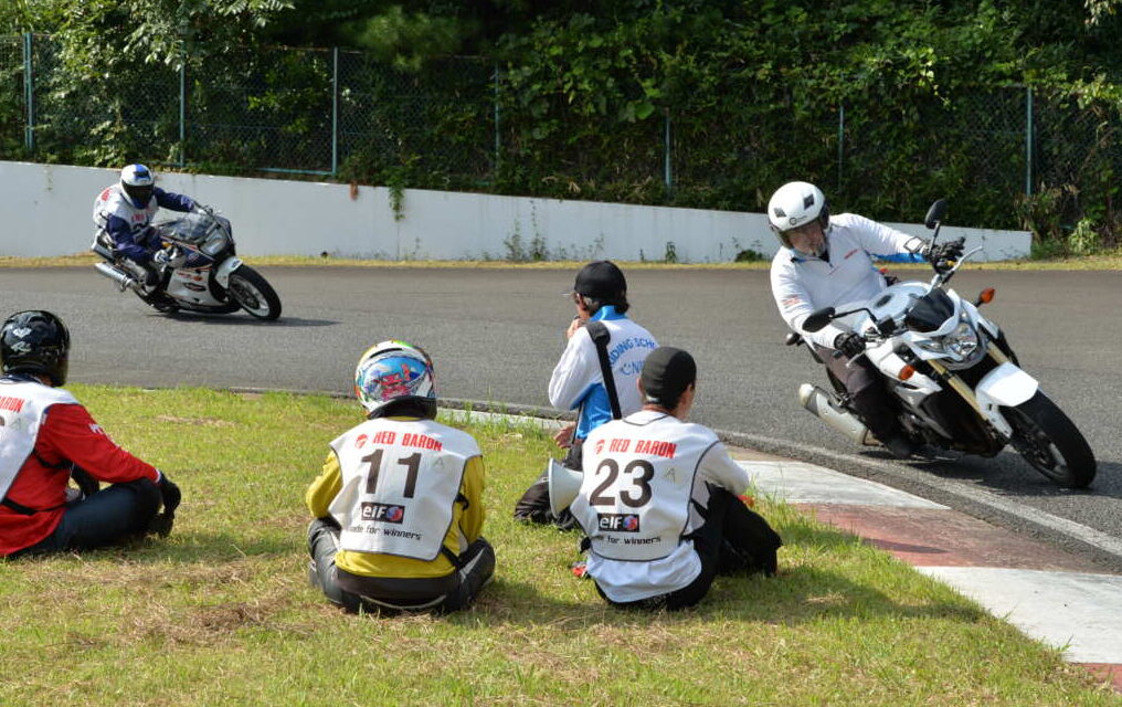 最後は、那須モータースポーツランドの本コースを使っての“コーナーでのライン取り”を習得。いわゆる“アウト・イン・アウト走法”の基礎を学ぶ。