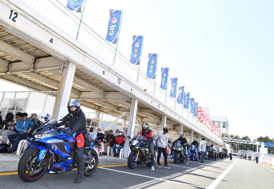 毎回20台前後の車両を用意。試乗車は事前発表される。人気車やニューモデルは順番待ちが発生するため、待機列を見ながら効率よく試乗しよう。またどうしても乗りたい車両がある場合は、朝一で試乗枠を確保するのが確実だ。