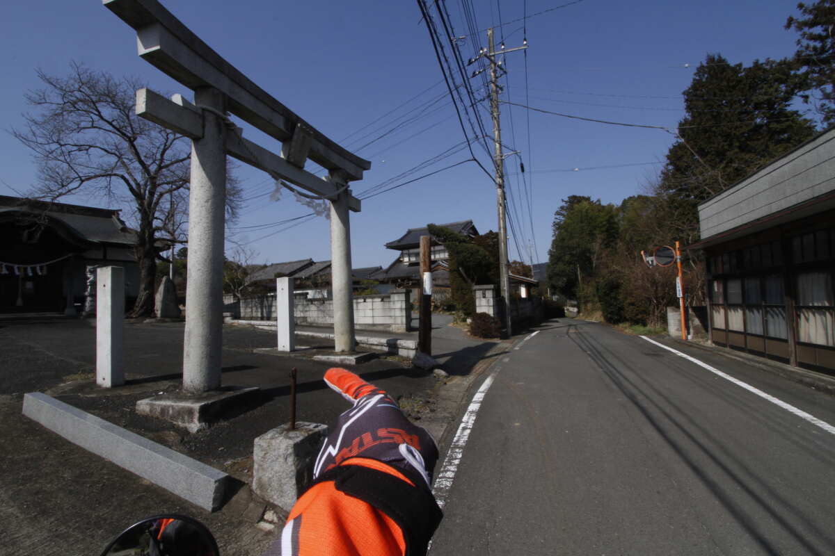 林道は入口を見つけるのが一番難しい（笑）。こんな県道からの脇道が林道の入り口だったりするのだ。