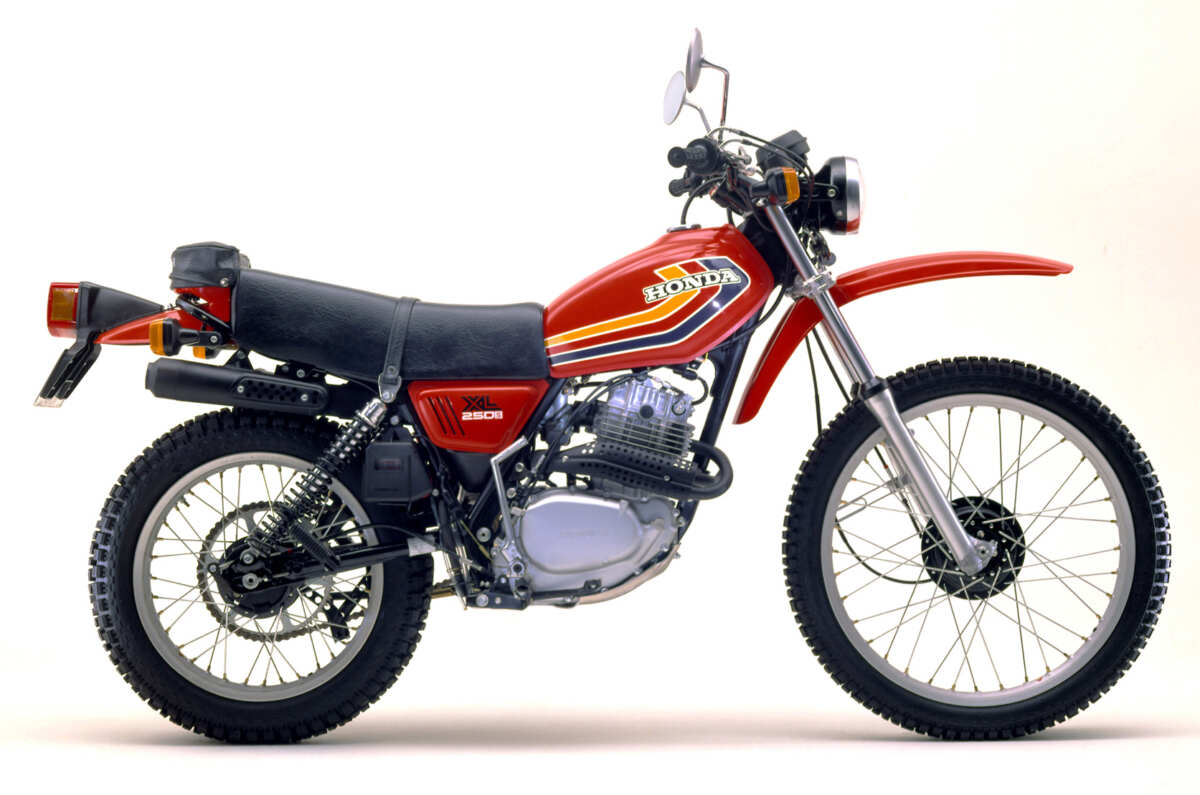 1978年に発売されたホンダのXL250S。フロントタイヤ径は23インチでリヤタイヤは18インチを採用。大径ホイールによる最低地上高のアップ（255㎜）と起伏の激しい所も安易に走り抜ける優れた走破性をウリにしていた。