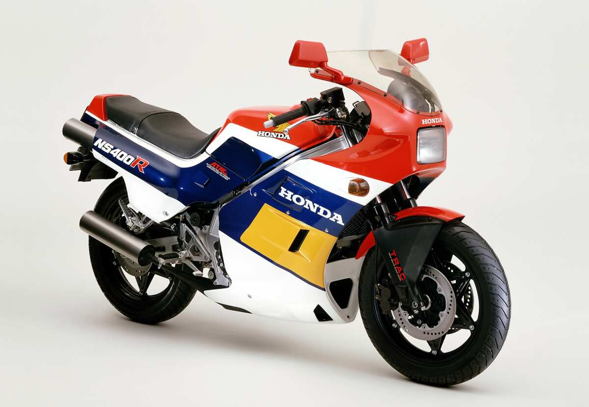 フレディ・スペンサーが乗り、1983年世界グランプリを制した『NS500』のレプリカである『NS400R』（1985年）。画像提供：ホンダモーターサイクルジャパン