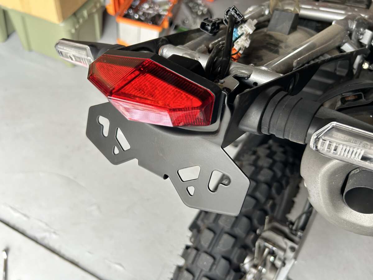 DRC モトレッド エッジホルダーキット レッドレンズ CRF250L/RALLY '21-23を装着。