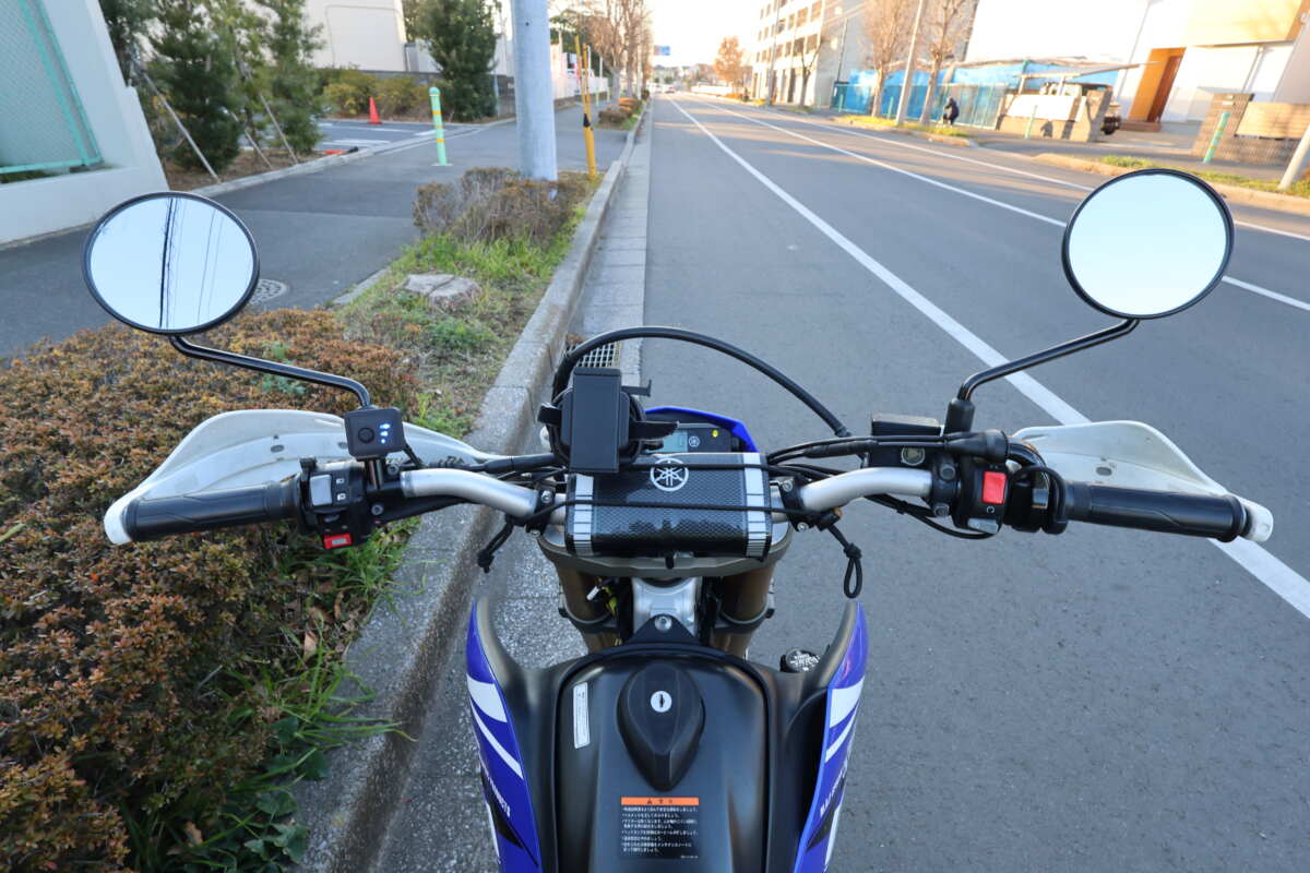 オフロードバイクのハンドル幅はワイド。街中だけでオフ車を乗っているライダーの中には、“車体はスリムなのになんでハンドルにここまでの幅が必要なんだろう？”と思っている人も多いだろう。