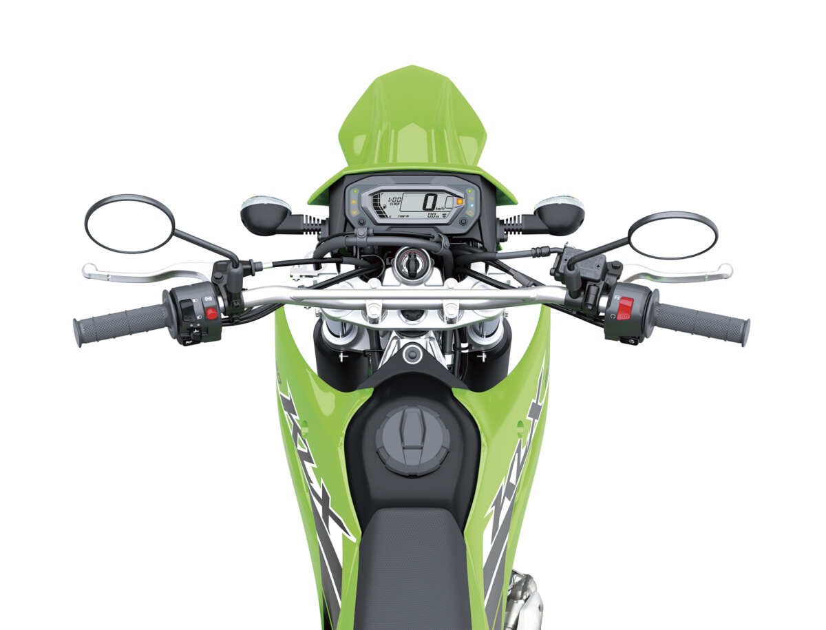 カワサキのナンバー付きオフロードモデルKLX230はスチールハンドルを採用しており、中央部にはブレースがあるのがわかる。