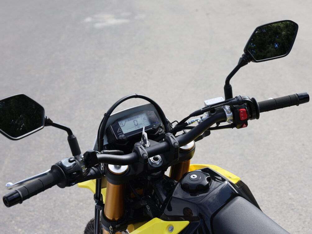 写真はスズキのDR-Z4Sのコックピットで、アルミテーパーハンドルを採用。ハンドル中央部が太く、握り部が細くなる“テーパー形状”になっているのがわかる。