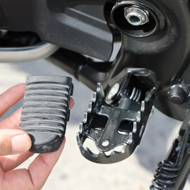 スズキのナンバー付きオフロードバイク・DR-Z4Sは、2025年のモデルチェンジでステップを従来比＋16mmで幅49mmまでワイド化。もちろんコントロール性アップを狙ってのことだ。