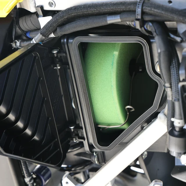 2025年10月に発売になったスズキのナンバー付き400ccオフロードバイクDR-Z4Sも湿式エアクリーナーフィルターを採用。