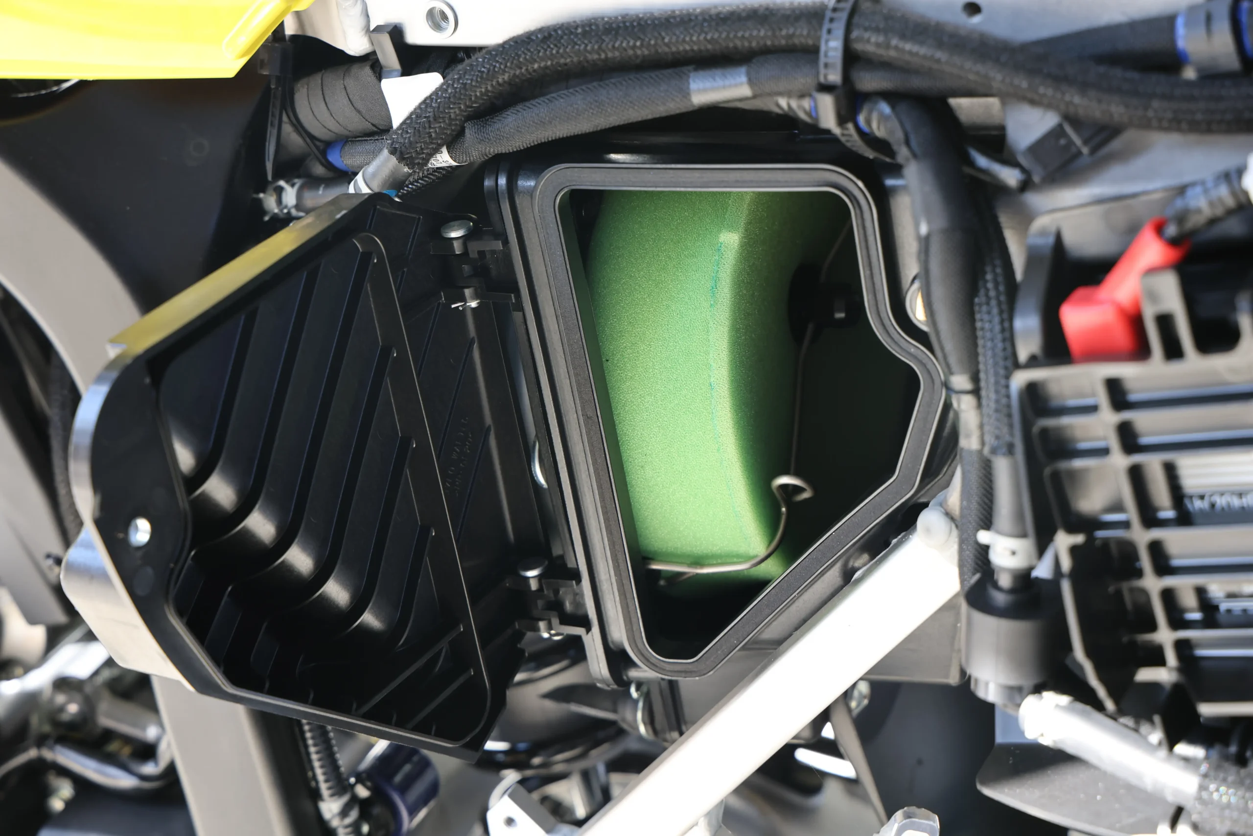 2025年10月に発売になったスズキのナンバー付き400ccオフロードバイクDR-Z4Sも湿式エアクリーナーフィルターを採用。