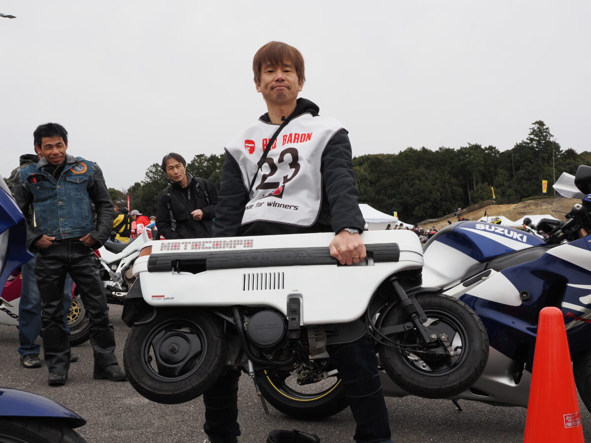 ホンダ モトコンポを持ち上げさせてもらった！　撮影：宮下豊史