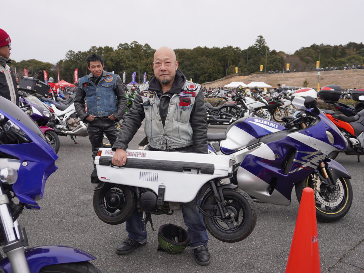 ホンダ モトコンポを所有するOZAWAさん。　撮影：青木タカオ