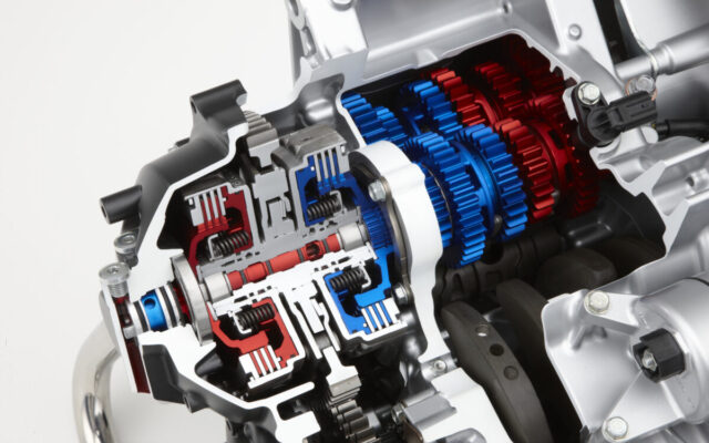 『DCT』のデメリットは重さ。エンジンの構成パーツの中でも重たいクラッチ機構を２つ備えるため、『DCT』装備車は非搭載車に比べて10kgほど重くなる。このためホンダでは比較的パワーに余裕のある大型車に搭載している。