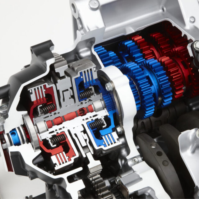 『DCT』のデメリットは重さ。エンジンの構成パーツの中でも重たいクラッチ機構を２つ備えるため、『DCT』装備車は非搭載車に比べて10kgほど重くなる。このためホンダでは比較的パワーに余裕のある大型車に搭載している。