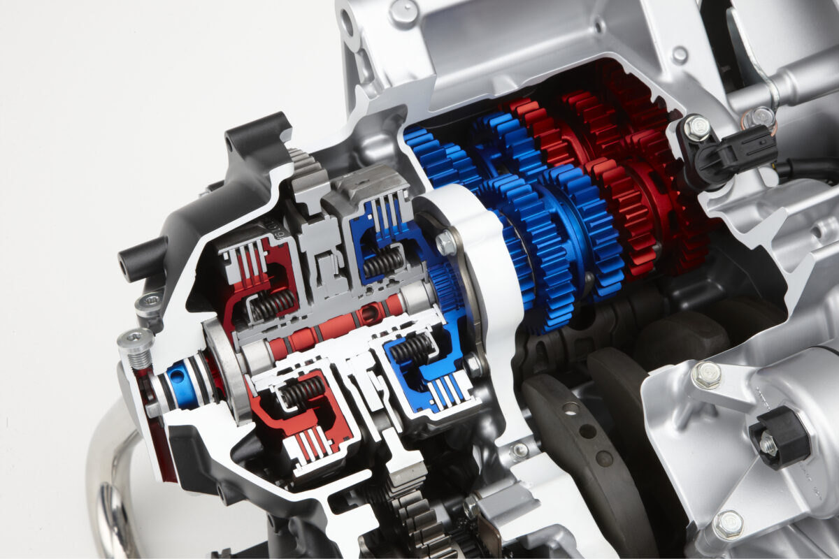 『DCT』のデメリットは重さ。エンジンの構成パーツの中でも重たいクラッチ機構を2つ備えるため、『DCT』装備車は非搭載車に比べて10kgほど重くなる。このためホンダでは比較的パワーに余裕のある大型車に搭載している。