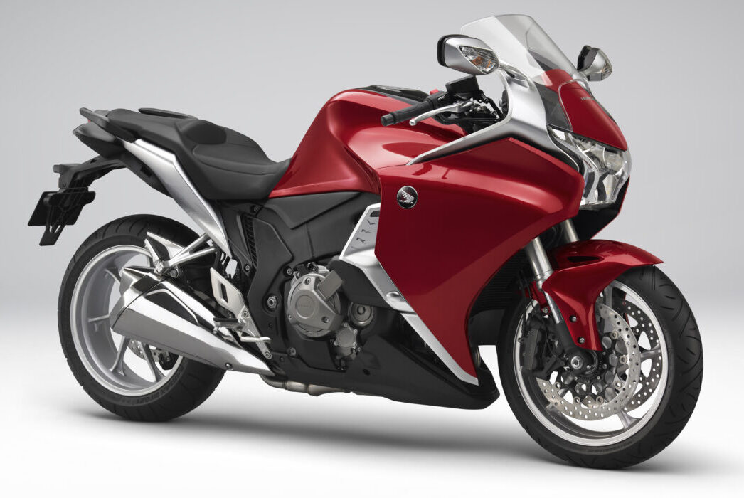 2010年・VFR1200F Dual Clutch Transmission。ホンダ車の中で初めて『DCT』を採用。2014年にはバリエーションモデルにクロスオーバーコンセプトのVFR1200X Dual Clutch Transmissionも登場。