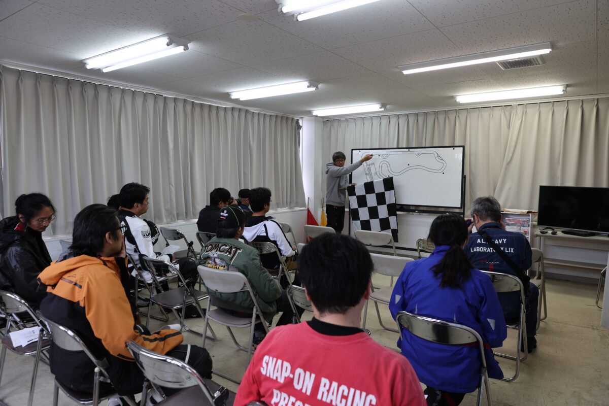 “那須MSLスキルアップ走行会”はライセンス講習会も兼ねており、フラッグの意味やサーキットの特性や特別ルールなどを学ぶ座学がある。