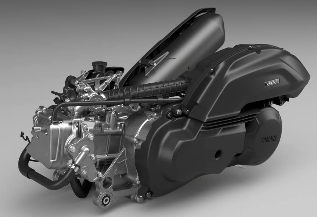 2025年・NMAX155のユニットスイングユニット。スイングアーム、CVT変速機構、エンジンのシリンダーヘッドまでが一体化されているのがユニットスイングの特徴。このためバネ下重量はどうしても重くなる。