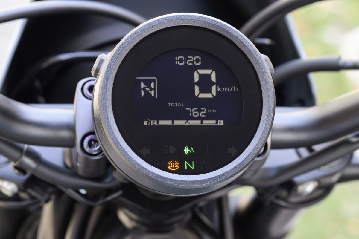 ホンダ Rebel 250 S Edition E-Clutchのメーター。画像提供　ホンダモーターサイクルジャパン