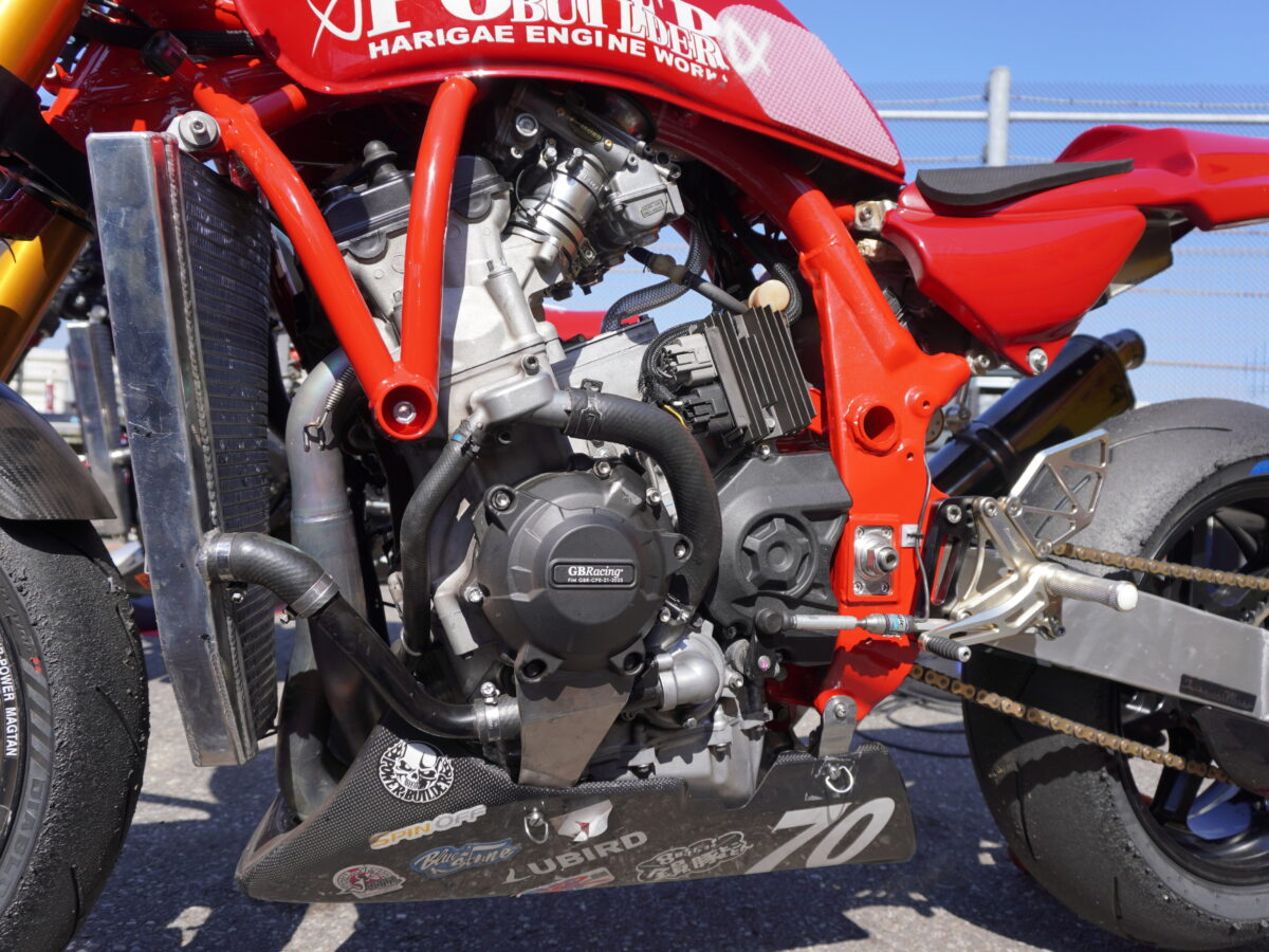 カワサキZ1000ベースの車体に、キャブレター仕様に変更したZX-10Rエンジンを載せたパワービルダーのZ1000RR。
