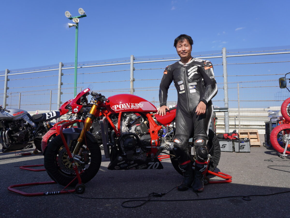 ゼッケン70のマシンはパワービルダーZ1000RR。現役国際ライダーの渡辺一樹選手が神対応！