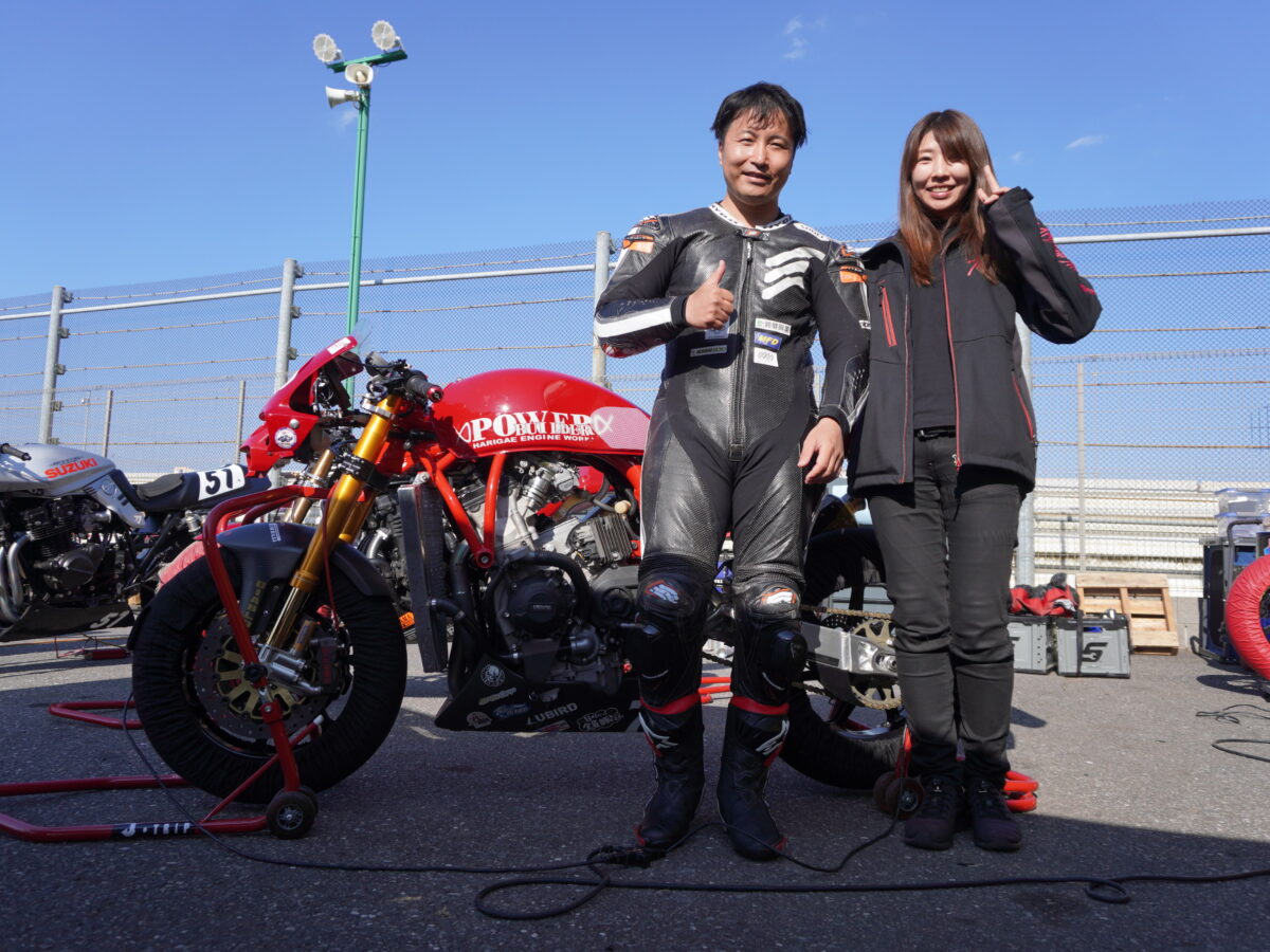 サーキット走行も満喫するバイク女子ポポさん。加賀山就臣選手に続いて、渡辺一樹選手とのツーショットをGETです!!