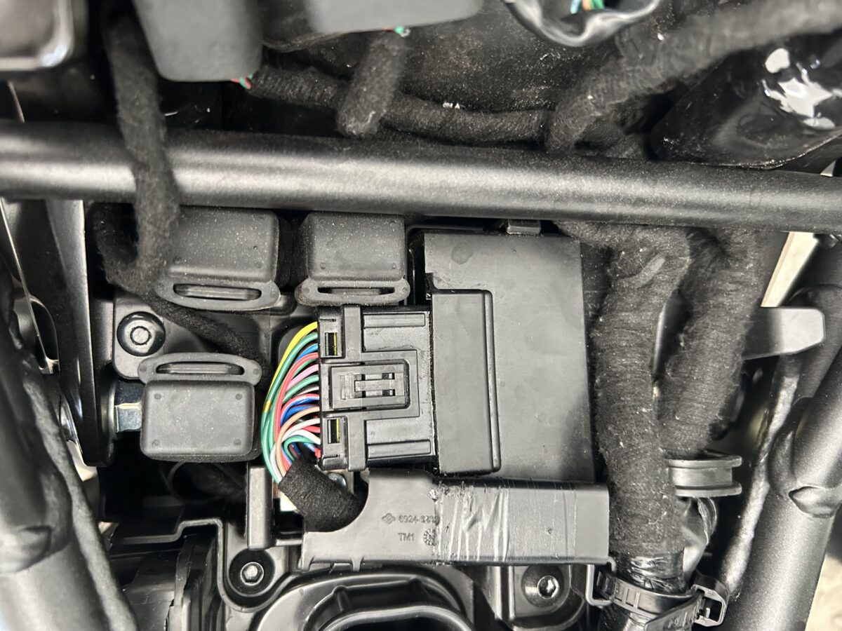 シート下に配備されるホンダ Rebel 250 S Edition E-ClutchのMCU（モーターコントロールユニット）。撮影：青木タカオ