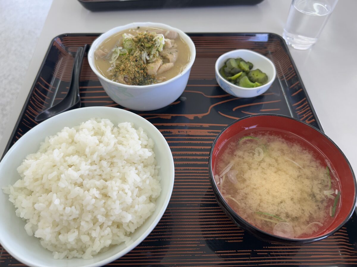 筑波サーキットのドラサロ名物、もつ定食。