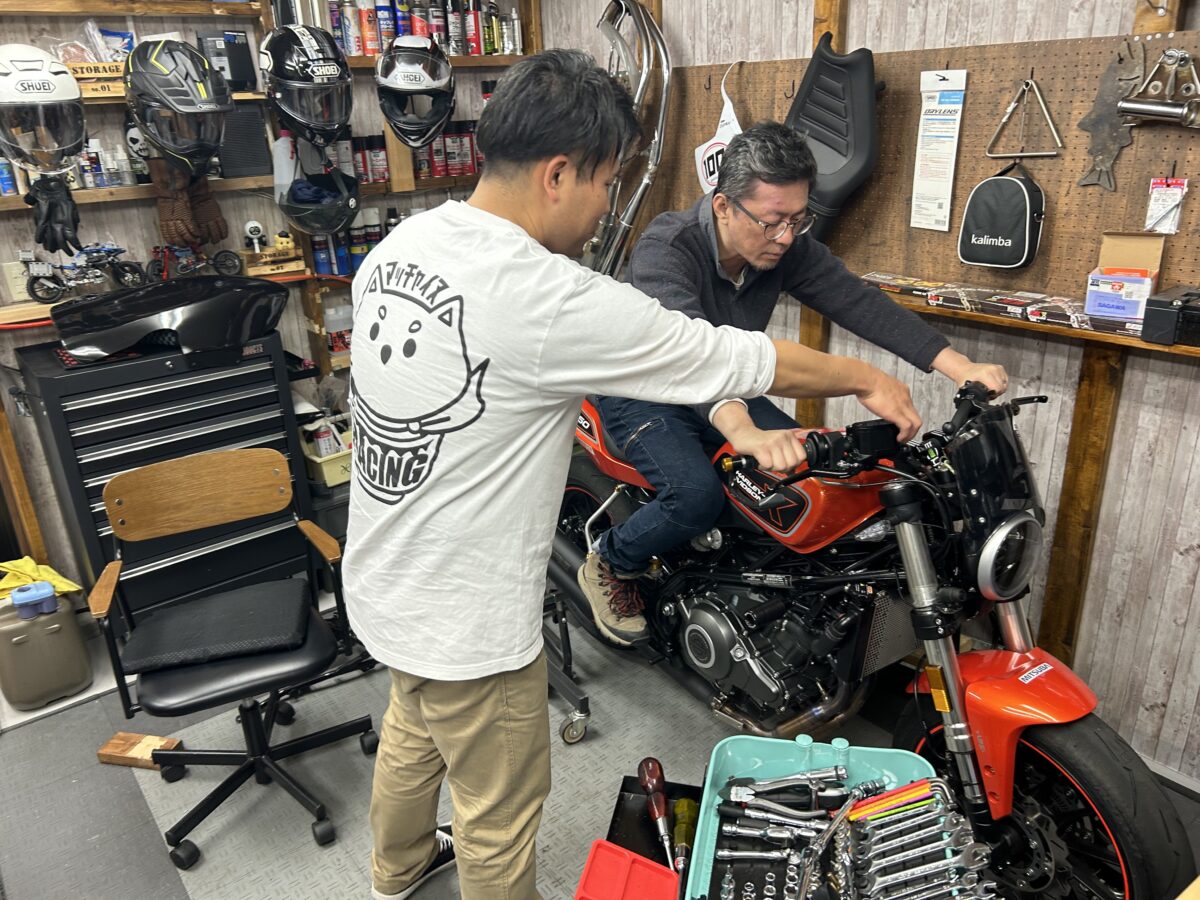 ウィズハーレー編集部との交流が深まっていく抹茶いぬ（写真左）。X350でのサーキット走行に夢中となっていくミヤシこと宮下豊史。