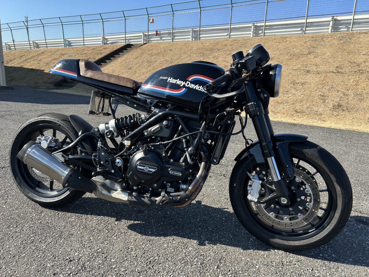 正体不明レインボーカラーのハーレーでサーキットを満喫! それは沼じゃ