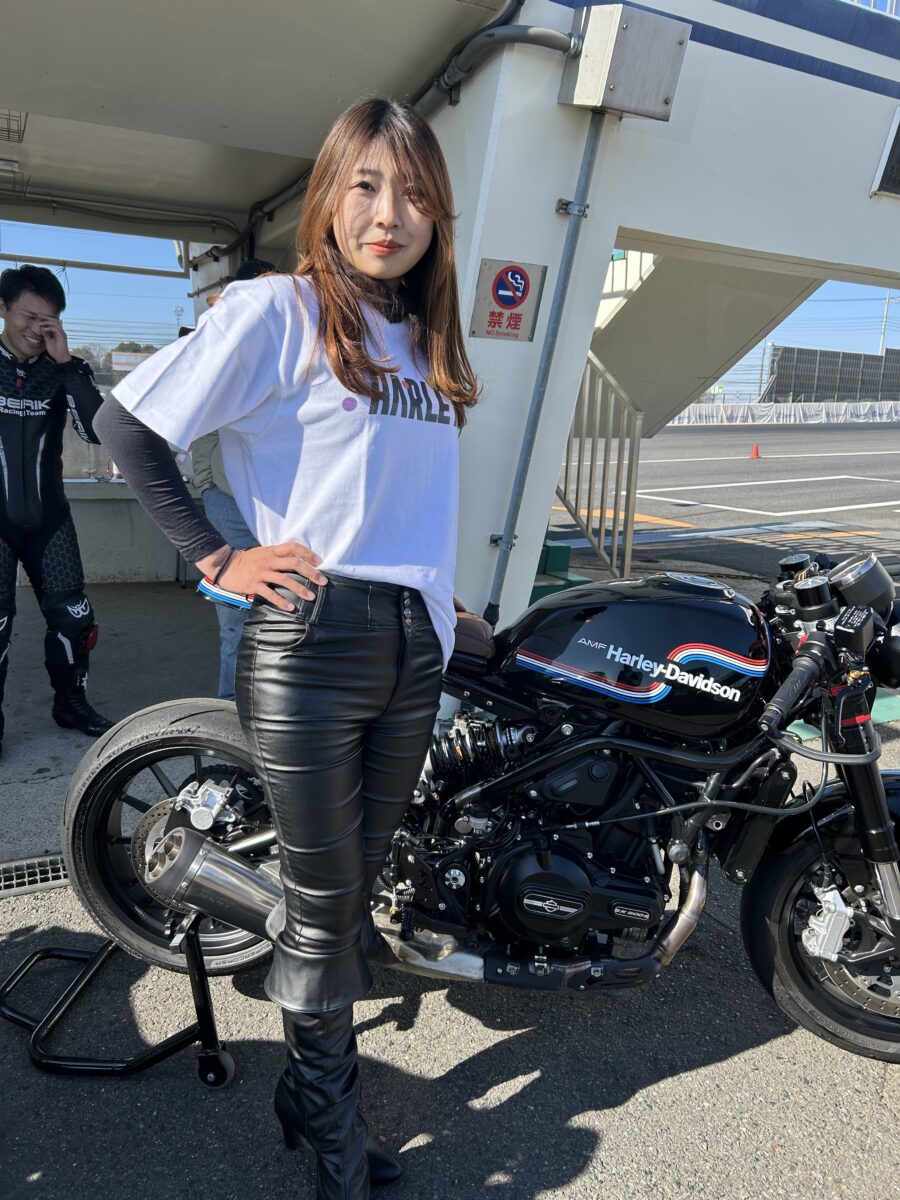 初走行時を見守ってくれたポポちゃん。フォーティーエイトに乗るハーレー女子であり、なんとその後、X350にてサーキットデビュー＆即レースデビューする強力な仲間となっていく。